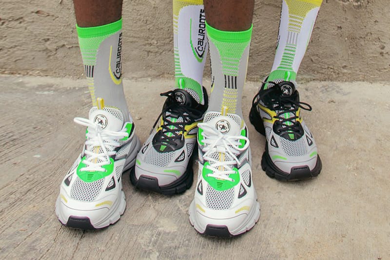 형광 디테일이 돋보이는 칼리루츠 x 악셀 아리가토 협업 마라톤화