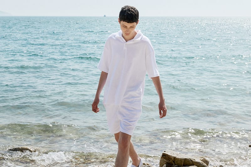 부드러운 실루엣이 돋보이는, 에이카 화이트 2019 SS 컬렉션 룩북