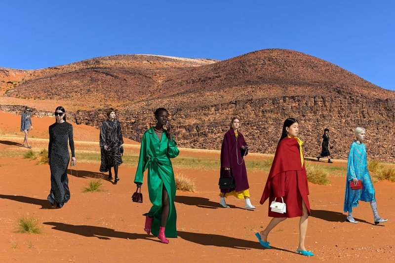 발렌시아가, 모로코 사막에서 진행된 2019 FW 캠페인 보기