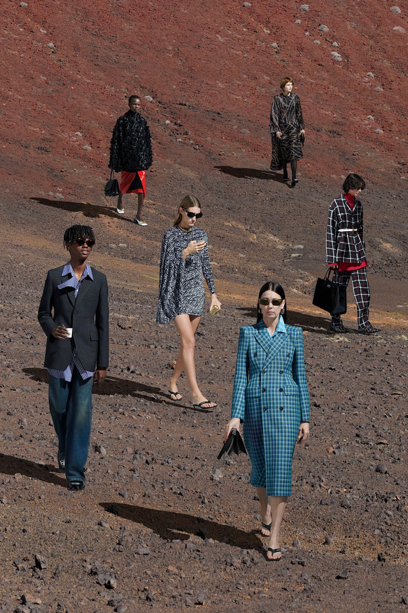발렌시아가, 모로코 사막에서 진행된 2019 FW 캠페인 보기