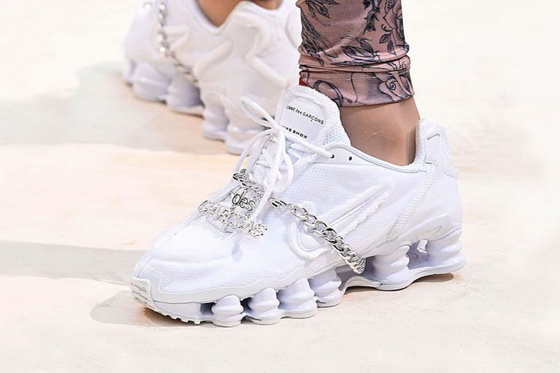 꼼 데 가르송 x 나이키 샥스 TL를 구하려면 어디로 가야 할까?