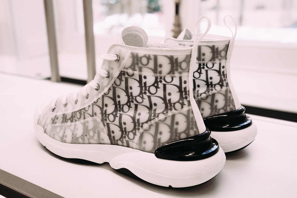 디올 2020 봄 여름 컬렉션 파리 패션위크 리모와 다니엘 아샴 협업 액세서리 스니커 샌들 신발
