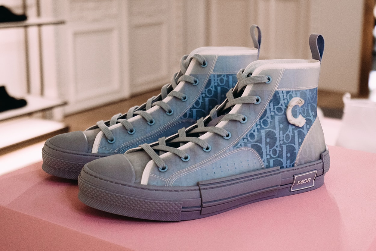 디올 2020 봄 여름 컬렉션 파리 패션위크 리모와 다니엘 아샴 협업 액세서리 스니커 샌들 신발