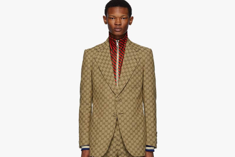 GG 모노그램으로 뒤덮인 구찌의 슈트 및 볼캡