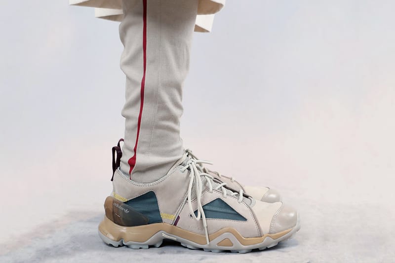 OAMC의 2020 SS 런웨이에 등장한 아디다스 오리지널스 협업 스니커