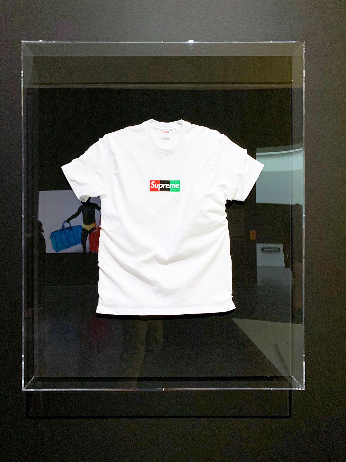 버질 아블로의 슈프림 박스 로고 티셔츠, 전시 '피겨스 오브 스피치'를 통해 공개 