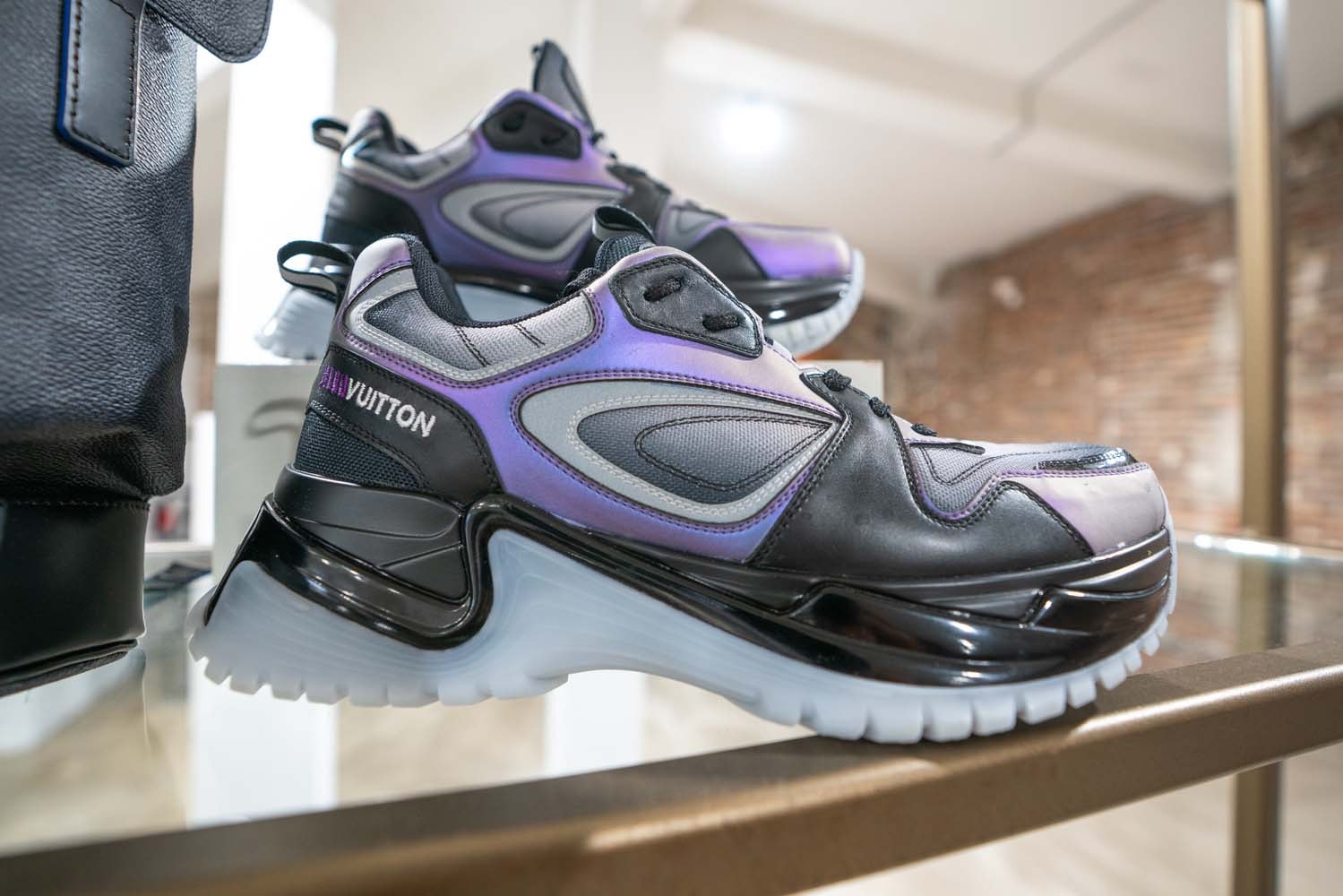 버질 아블로의 루이 비통 2020 봄, 여름 멘즈 프리 컬렉션 미리보기 투명 가방 신발 