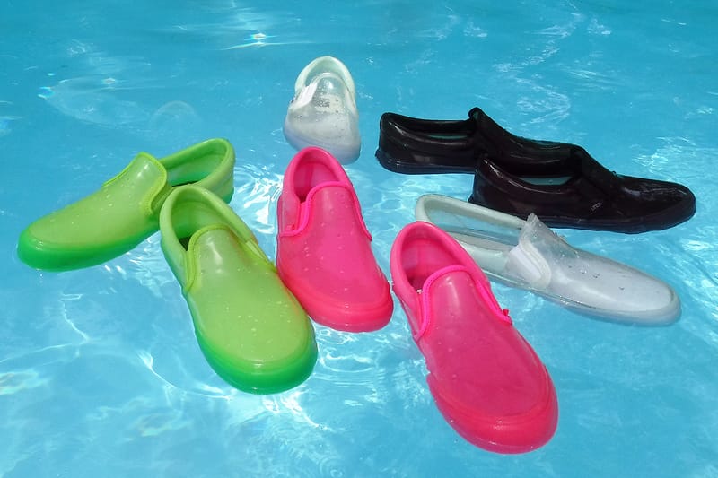 여름을 겨냥한 오프닝 세레모니 x 반스 협업의 투명 PVC 슬립온