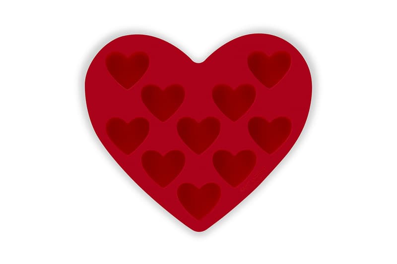 생 로랑의 라이프 스타일 '006' 컬렉션: 오락실 게임기, 루빅스 큐브, 라디오 등