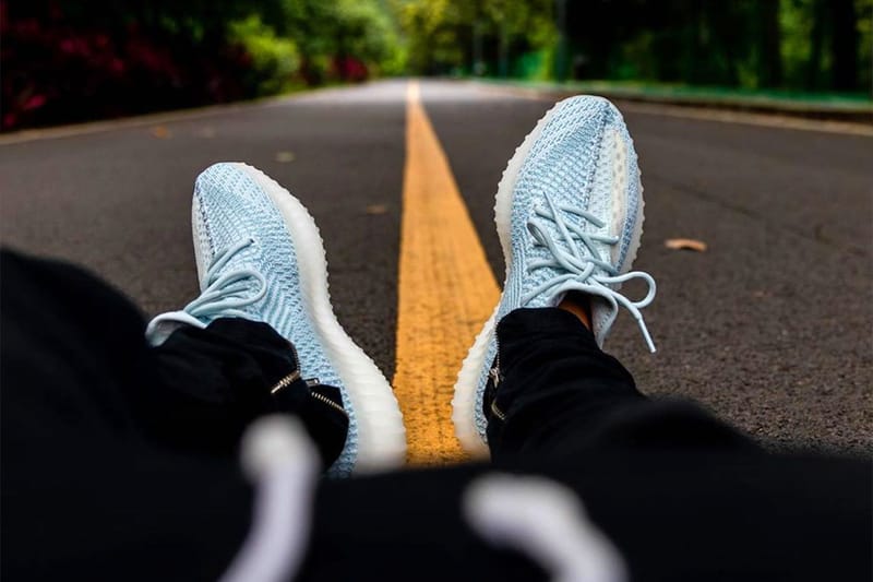 이지 부스트 350 V2 ‘클라우드 화이트’, 직접 신으면 이런 느낌?