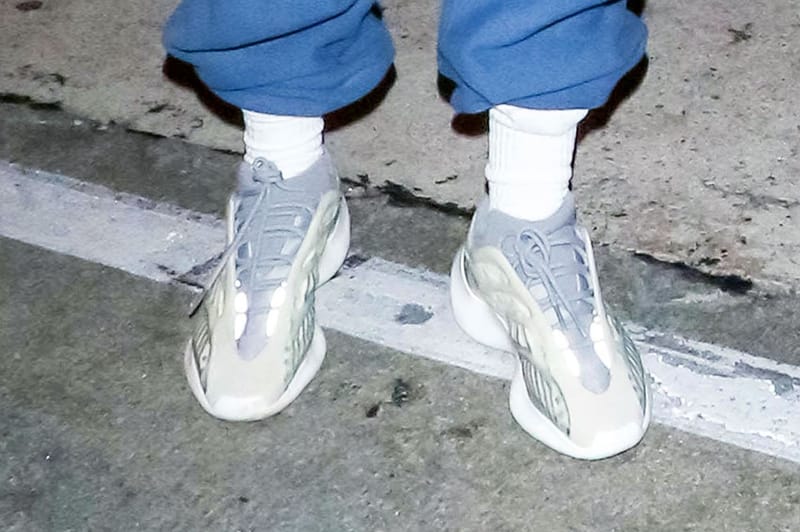 이지 700? 700 V3? 칸예 웨스트가 직접 신고 등장한 새 이지 프로토타입