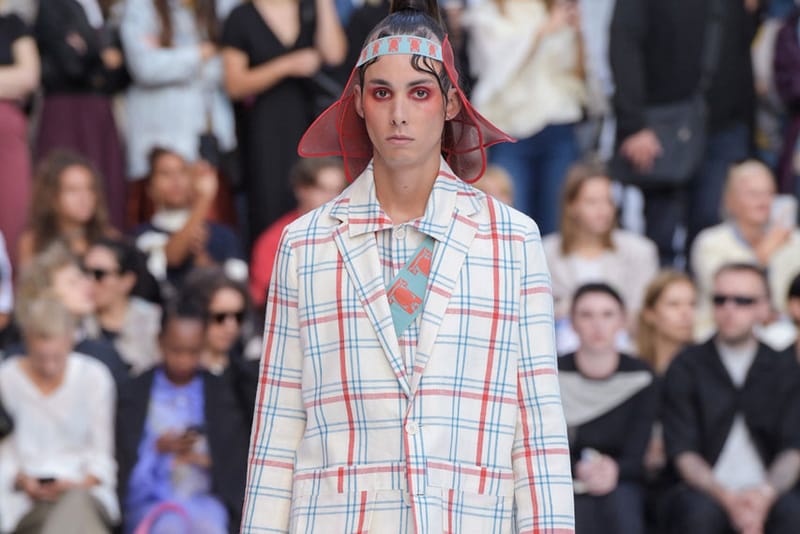 기하학적 패턴이 돋보이는 헨릭 빕스코브 2020 SS 컬렉션