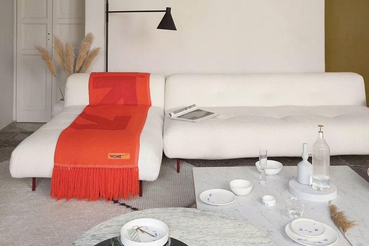 침대 커버, 담요, 그릇, 욕실용품 등이 포함된 오프 화이트 홈 컬렉션