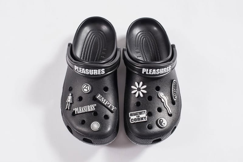 여름에 꼭 필요한 신발, 플레져스와 크록스의 협업 클로그 출시