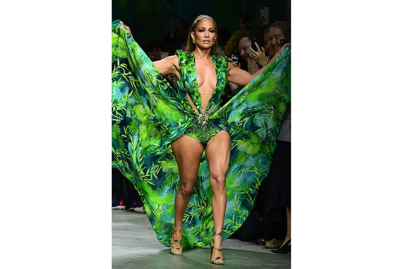 제니퍼 로페즈의 베르사체 2020 봄, 여름 컬렉션 캣워크 그린 실크 드레스