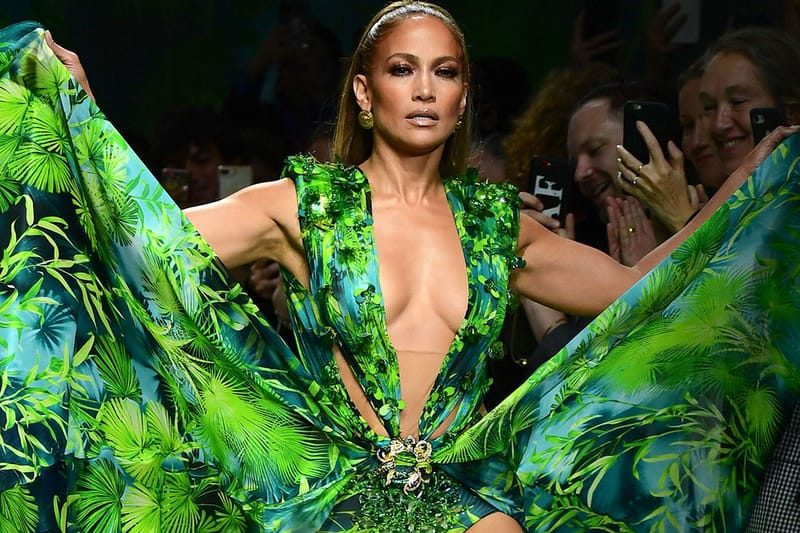 폭발적 반응 끌어낸 제니퍼 로페즈의 베르사체 2020 SS 컬렉션 캣워크 의상
