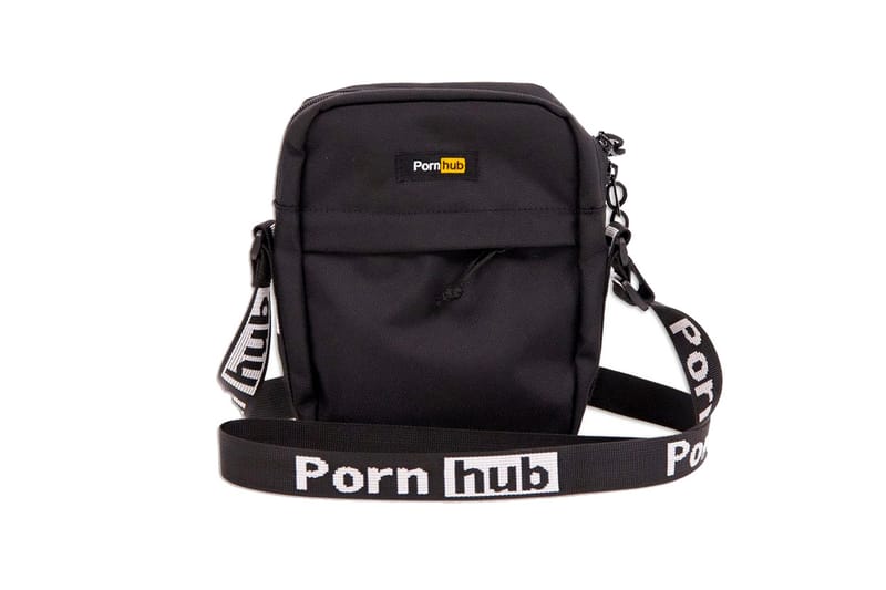 폰허브 로고가 도배된 크로스보디 백 구매 좌표