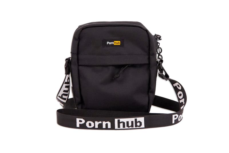 폰허브 로고가 도배된 크로스보디 백 구매 좌표