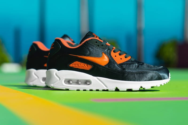 UNKNWN이 제공한 나이키 에어 맥스 90 '305' 프렌즈 앤 패밀리 팩