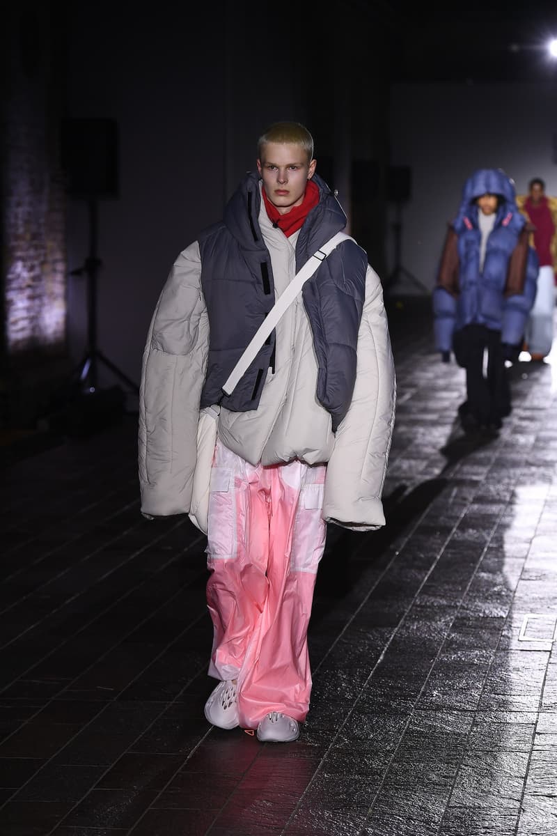 미발매 이지 폼 러너, 런던 패션위크 'Dingyun Zhang'의 런웨이에 등장