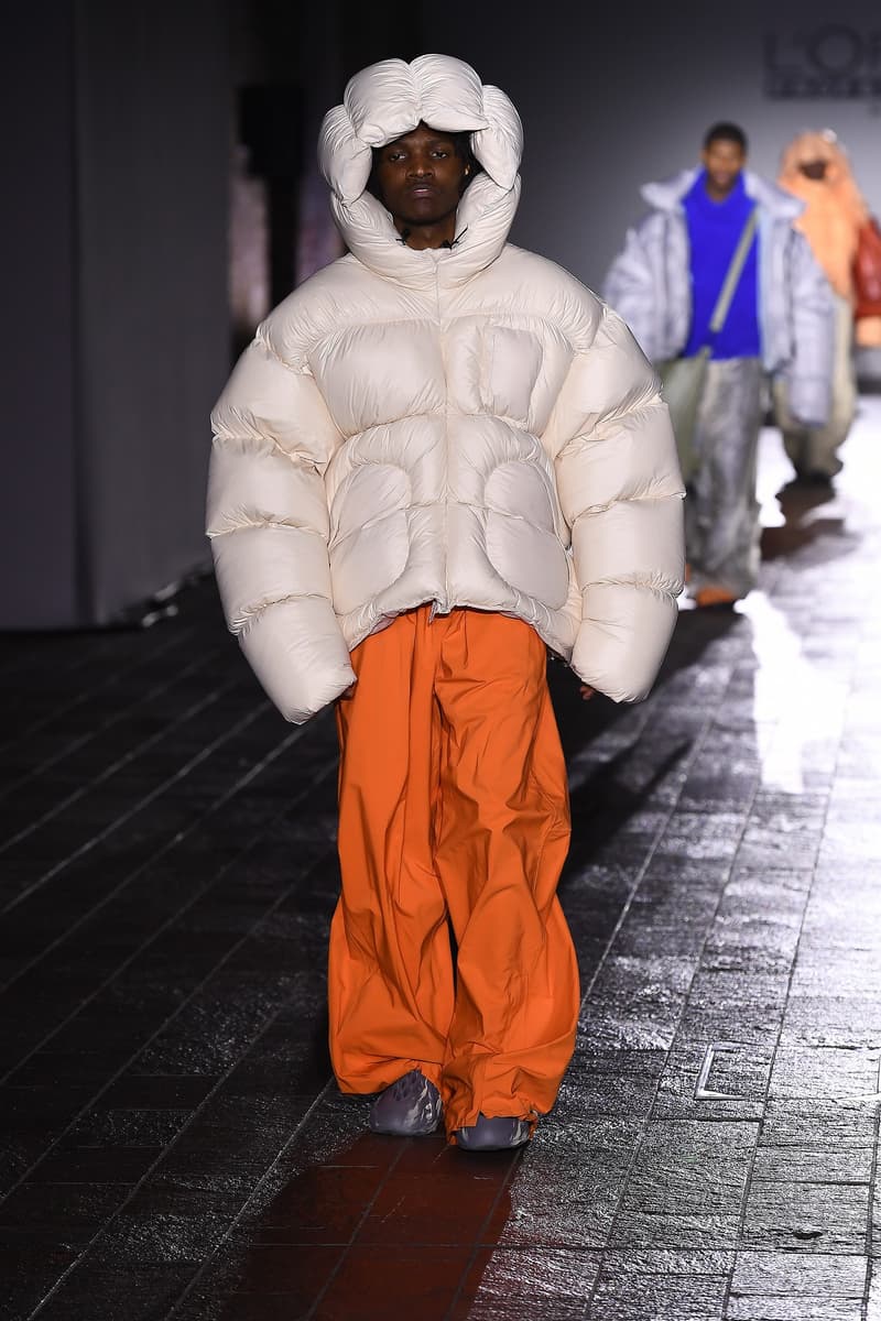 미발매 이지 폼 러너, 런던 패션위크 'Dingyun Zhang'의 런웨이에 등장