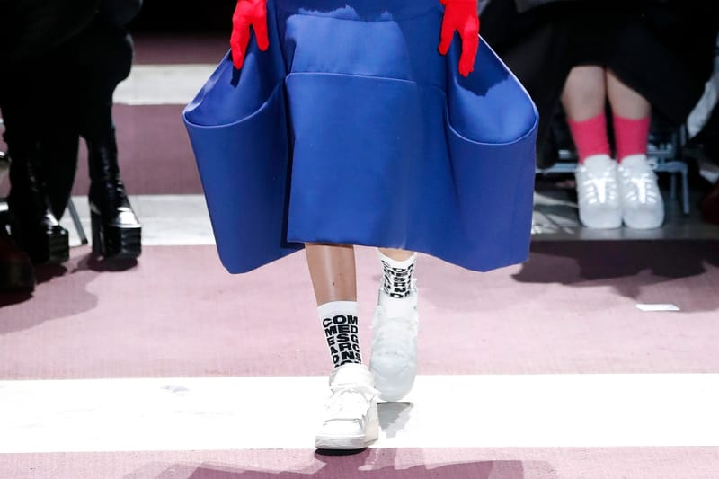 파리 패션위크에서 포착된, 꼼 데 가르송과 나이키의 새 협업 에어 포스 1 미드