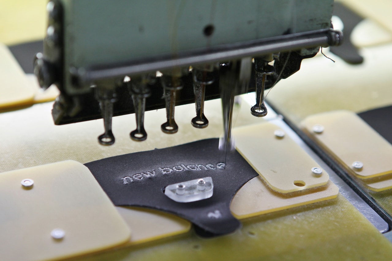 뉴발란스 미국 신발 공장에서 코로나19 의료진을 위한 마스크를 대량 생산한다