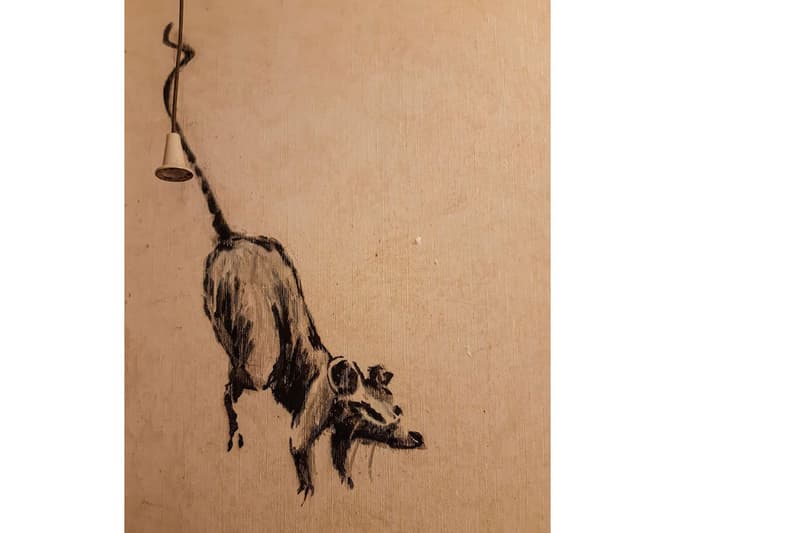 뱅크시, 코로나19 격리 중 자신의 화장실에 그린 그림 공개, 사회적 거리두기