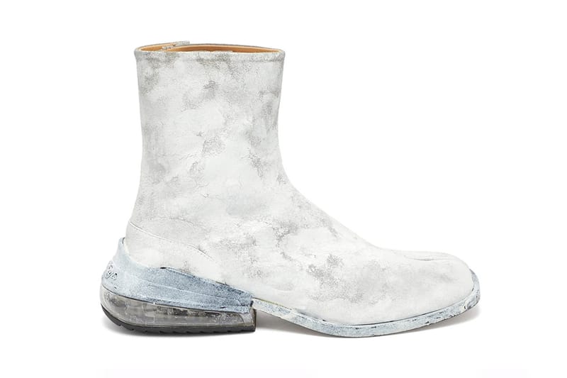 메종 마르지엘라, 화이트 페인팅 타비 에어백 힐 부츠 출시