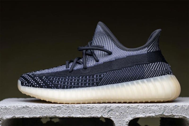 새로운 블랙 어퍼, 이지 부스트 350 V2 '아즈리엘' 실물 이미지