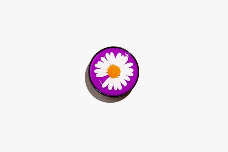 곧 품절 기록할 피스마이너스원 신제품 티셔츠, 그립톡, 매트, 액세서리 구매 좌표