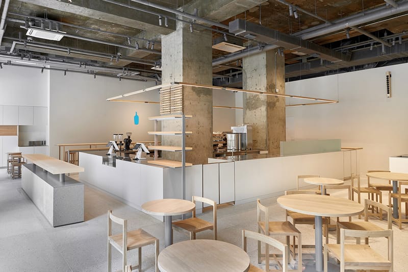 서울 빌딩 숲 사이 청계천을 품은, 블루보틀 광화문 카페 들여다보기