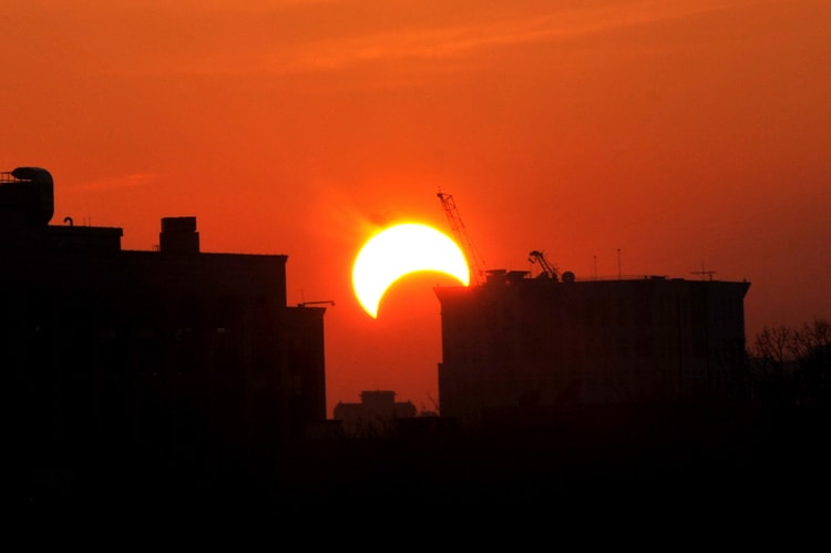 이번에 놓치면 10년 기다려야, 21일 태양 일부 가려지는 ‘부분일식’ 나타난다