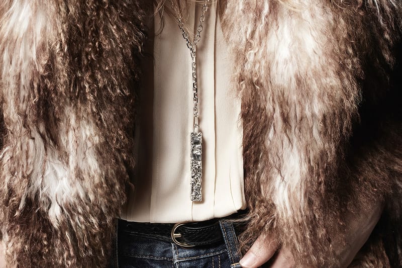 셀린, 세자르 발다치니로부터 영감을 얻은 실버/골드 네크리스 출시