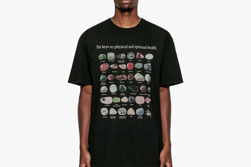 36개의 돌로 장식된 스투시의 '스톤 피그먼트 다이' 티셔츠