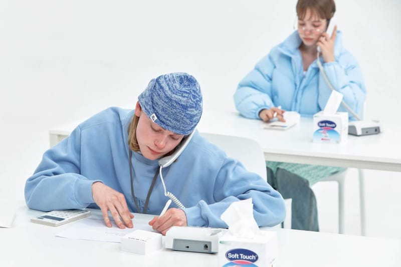 수화기 너머 상담원들의 일상을 포착한, 파인더 2020 FW ‘헬프 데스크’ 에디토리얼