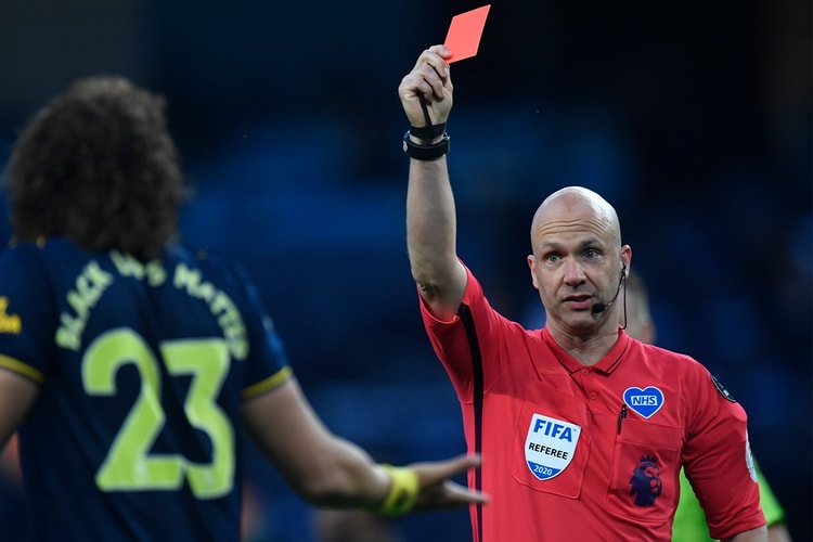 이제 축구 경기 도중 의도적으로 기침 하면 레드 카드를 받을 수 있다