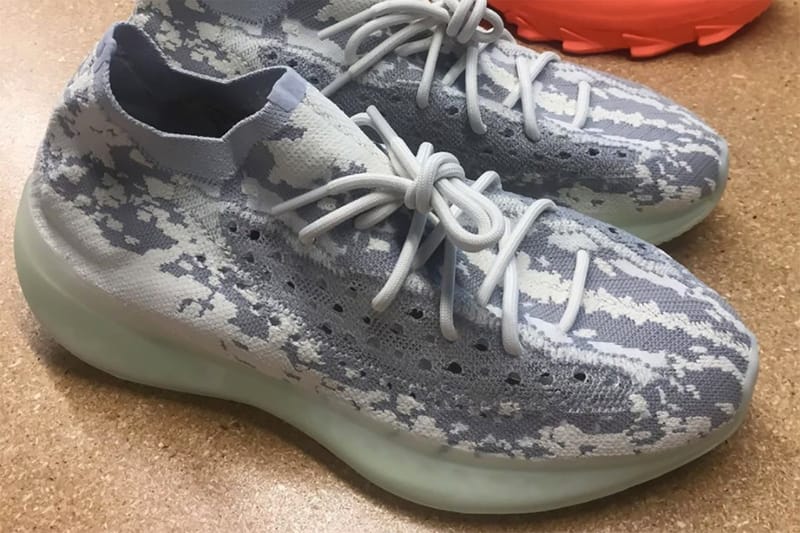 실물을 드러낸 ‘이지 1050’ & '이지 부스트 380'의 모습은?