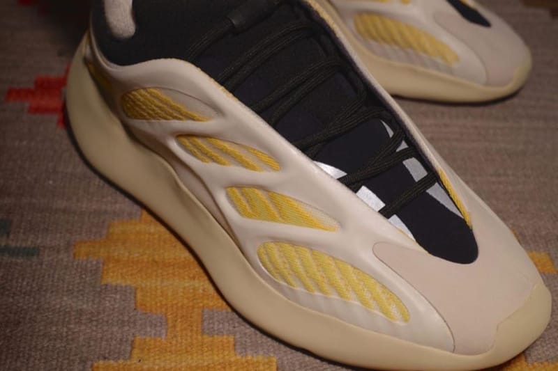 아디다스 오리지널스 이지 700 V3 ‘Srphym’ 실물 사진 공개