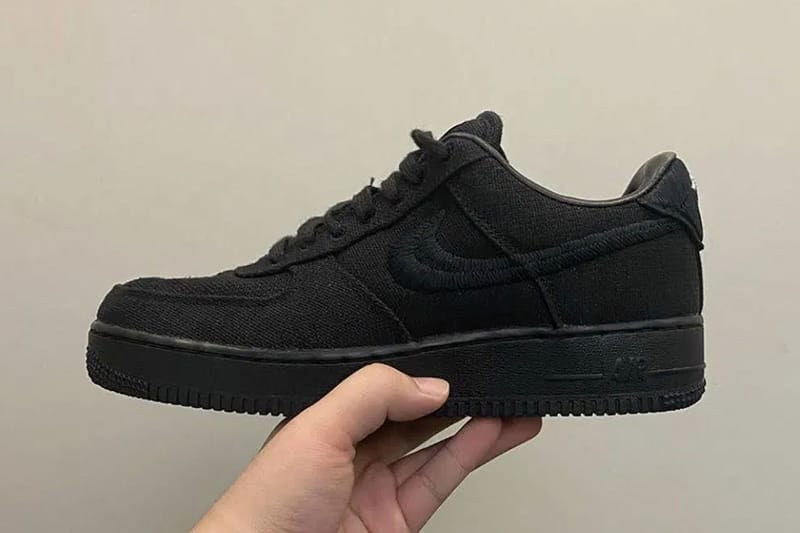 자수 스우시가 새겨진, 스투시 x 나이키 에어 포스 1 ‘올 블랙’ 컬러웨이 공개