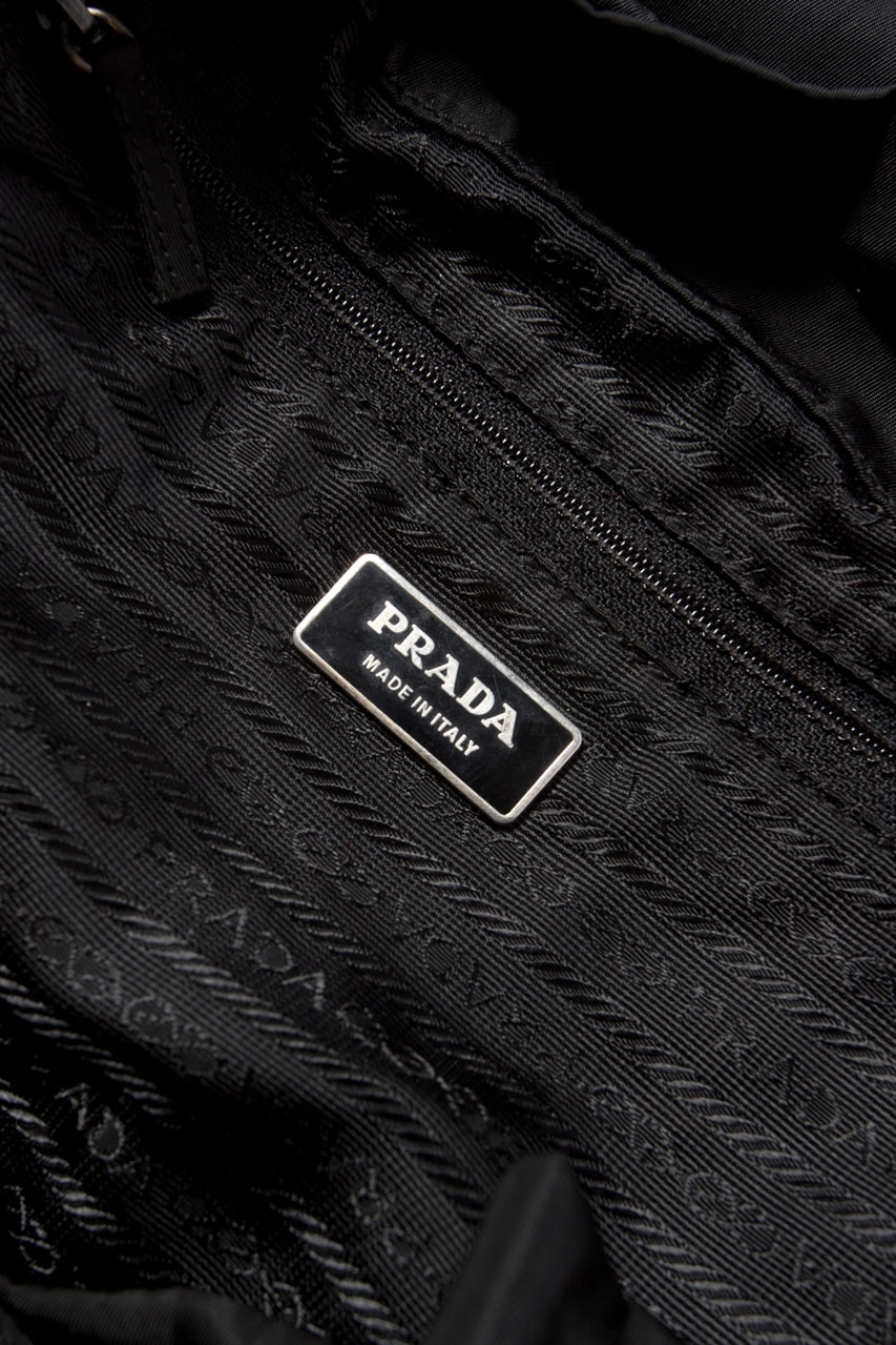 클로스 서전, 1990년대 프라다 나일론 백팩을 재활용한 봄버 재킷 출시