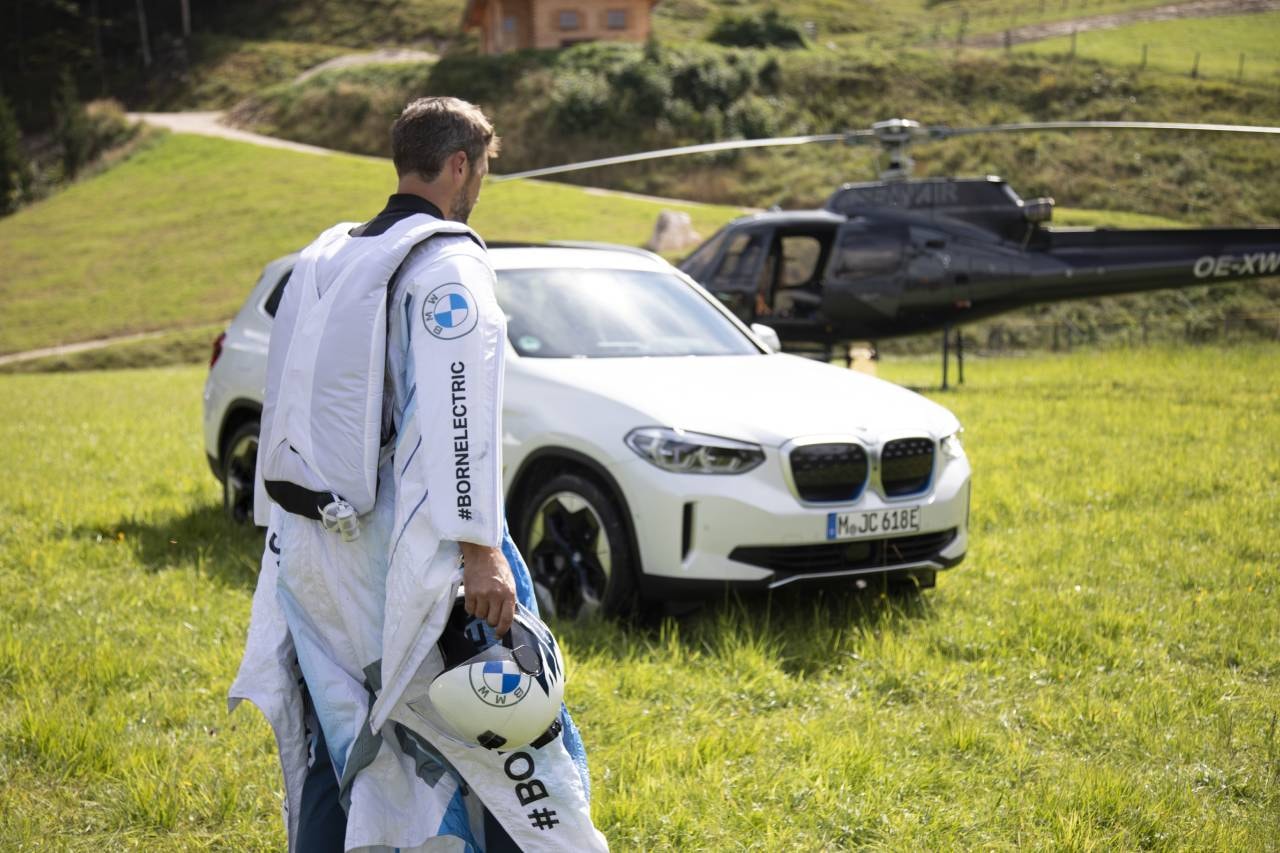 BMW, 약 20마력의 전기 모터 탑재한 윙수트 공개, 전기차