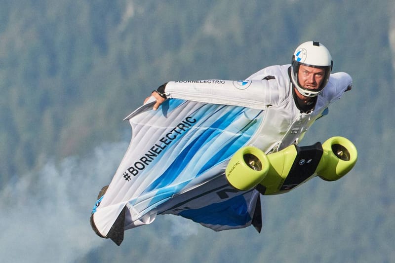 BMW, 약 20마력의 전기 모터 탑재한 윙수트 공개