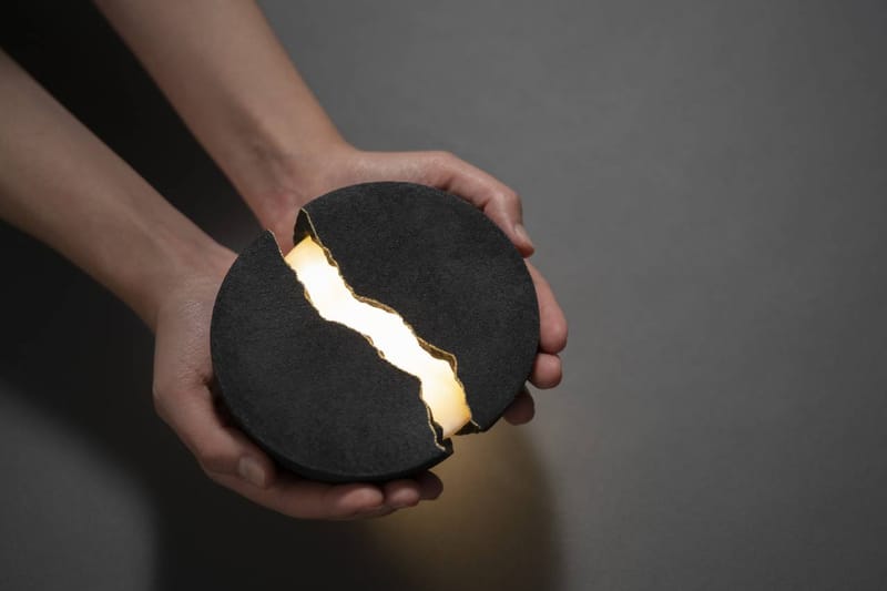 깨진 벽돌 사이로 불빛과 음악이? 무선 스피커 램프 ‘테노’ 공개