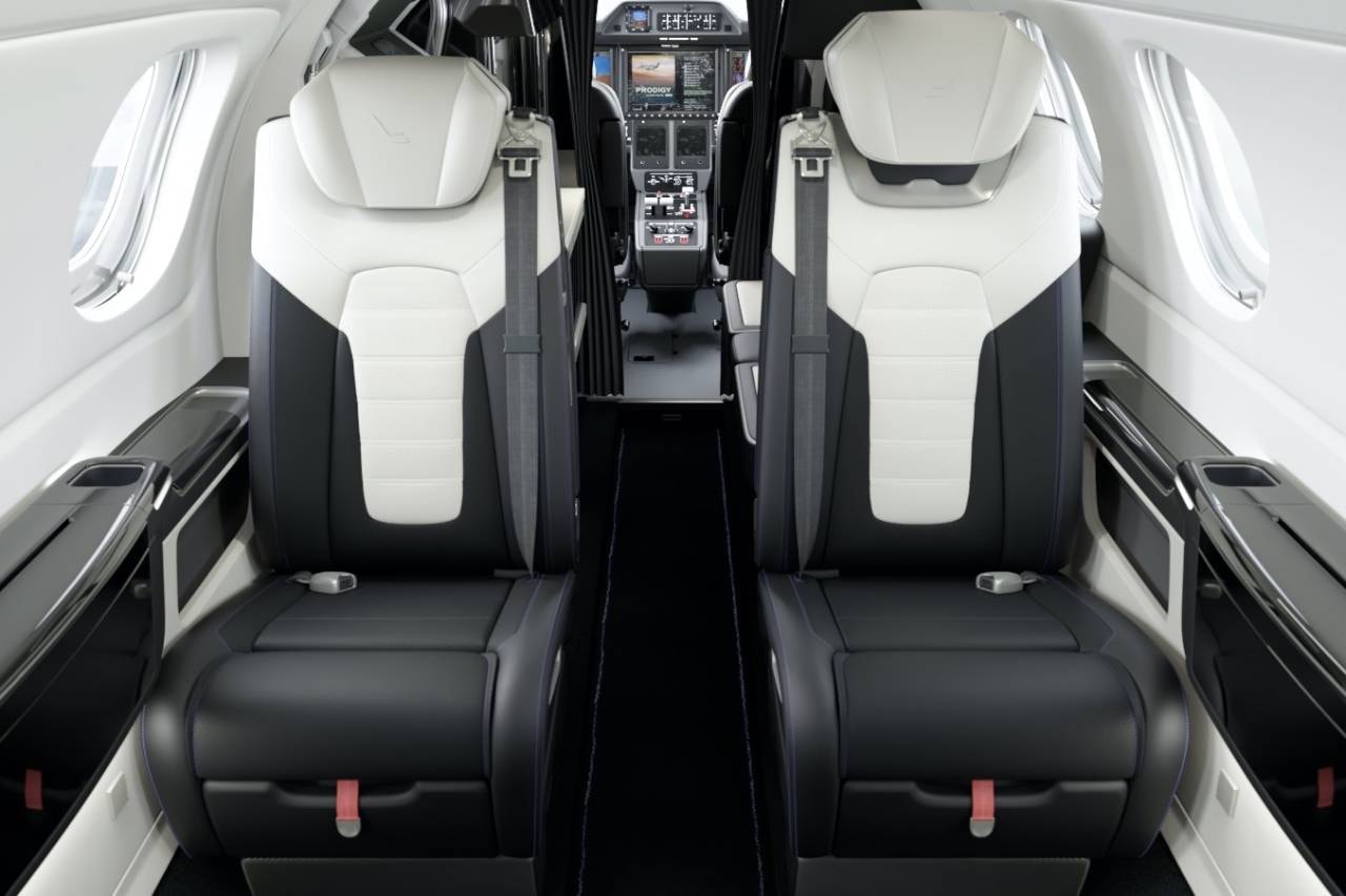 포르쉐, 항공기 제조사 엠브라에르와의 협업 911 터보 S 및 제트기 공개