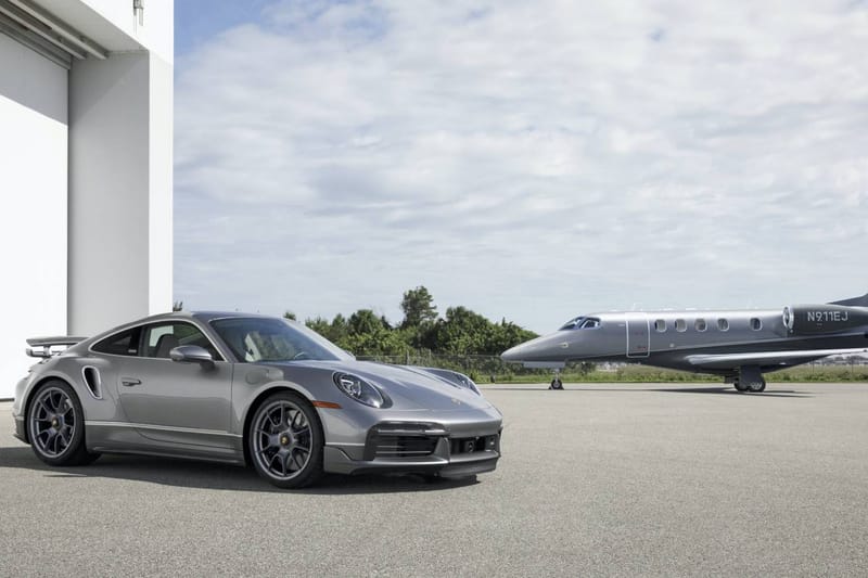 포르쉐, 항공기 제조사 엠브라에르와의 협업 911 터보 S 및 제트기 공개