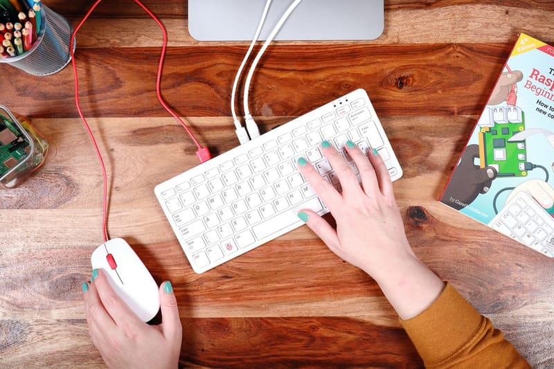 라즈베리 파이 재단, 컴퓨터가 내장된 키보드 '라즈베리 파이 400' 출시