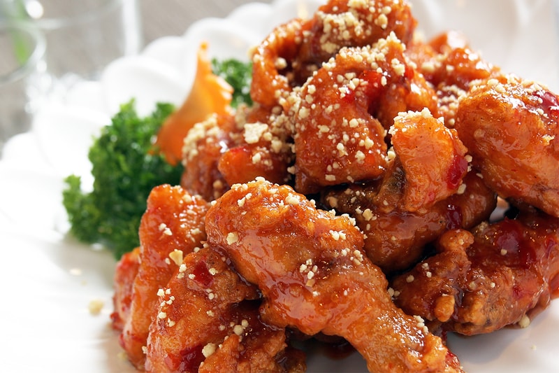 2020년 치킨업계 매출 역대 최대, 시장 규모 약 7조5천억 원, 배달, 교촌치킨, BHC, BBQ, 호황, 캐나다 온타리오 교직원 연금, 코로나19