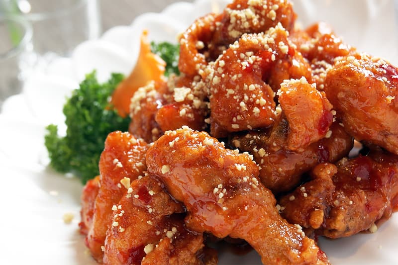 2020년 치킨업계 매출 역대 최대, 시장 규모 약 7조5천억 원, 배달, 교촌치킨, BHC, BBQ, 호황, 캐나다 온타리오 교직원 연금, 코로나19