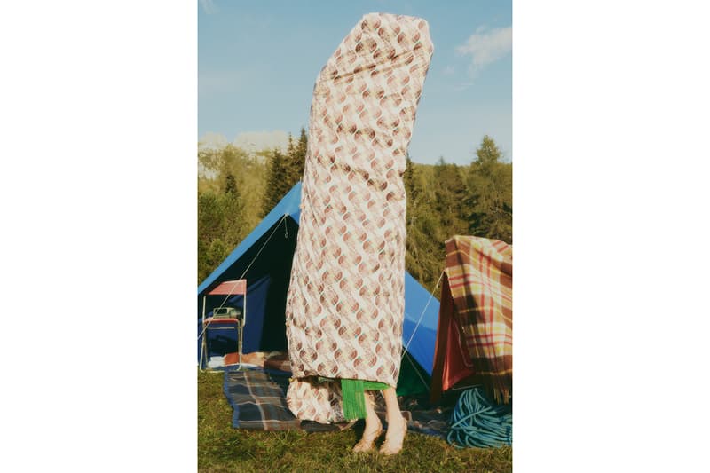 럭셔리와 아웃도어의 만남, 구찌 x 노스페이서 컬렉션 룩북 공개, 노페 패딩, 재킷, 봄버, 구찌 스니커, 지속가능한 패션, 재활용 소재, 에코닐